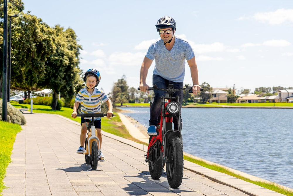 A father ride the Hidoes B6 electric bike with her son.