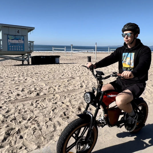 A man ride hidoes b10 1000W fat tire electric bike on the beach